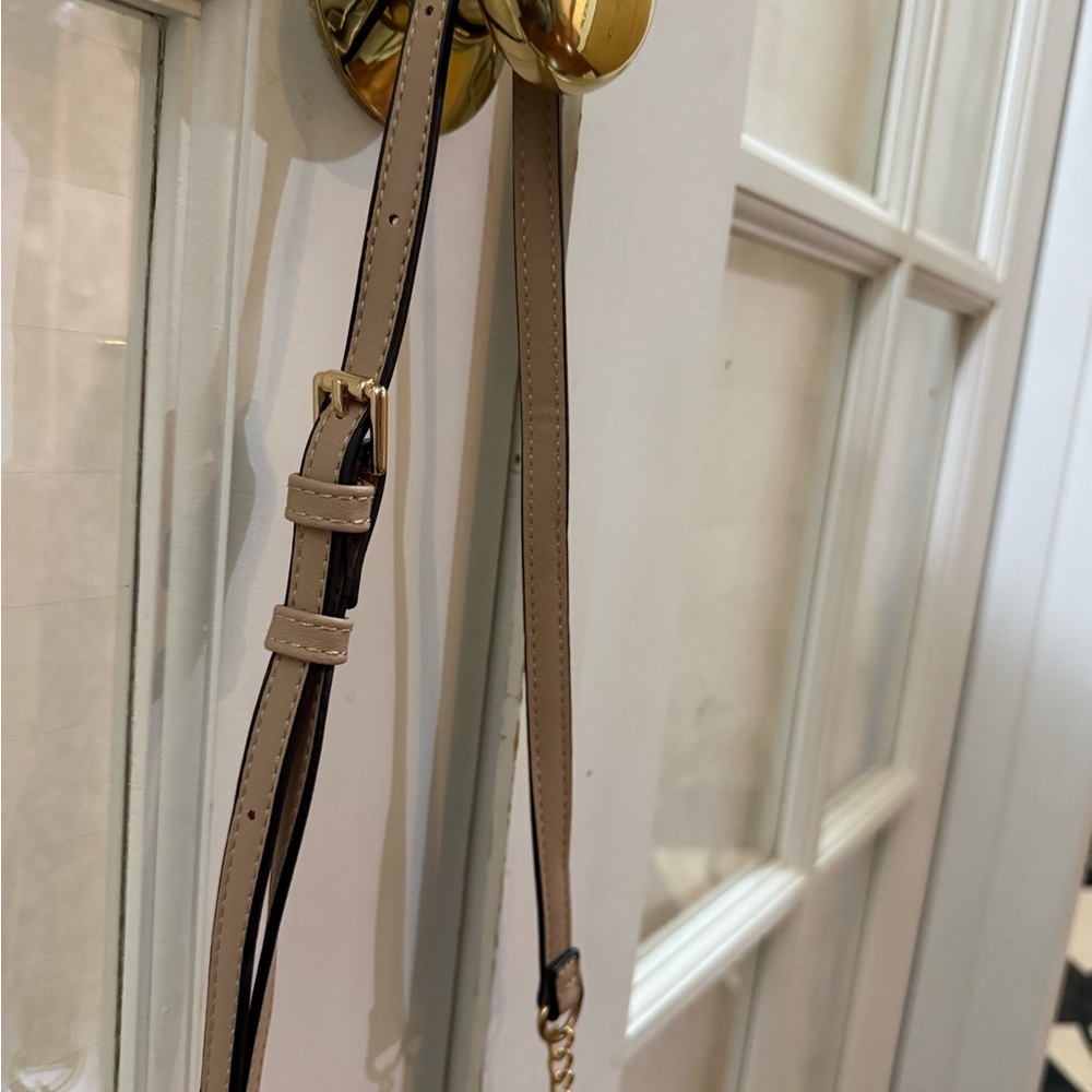 Elegant Beige Crossbody Bag - Picture 8 of 8